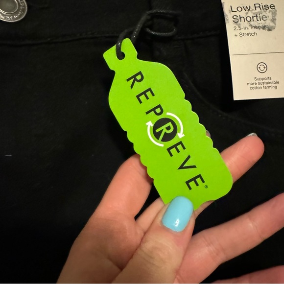 Women's So Black Jean Shorts Low Rise Shortie 2.5in Inseam Stretch Size 17 33W - Picture 4 of 7